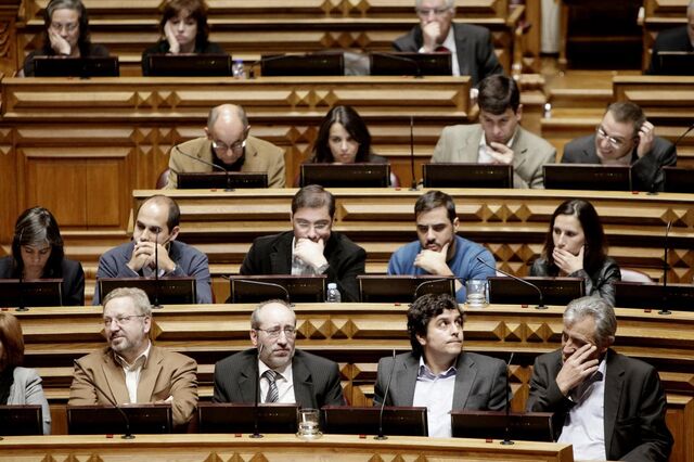 Parlamento adia redacção final da lei dos subsídios