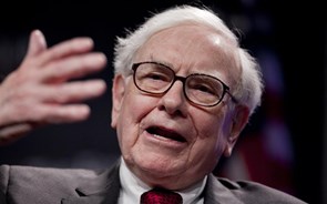 É um 'erro terrível' não investir em acções, diz Buffett 