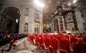 Cardeais fechados na Capela Sistina, teve início o Conclave