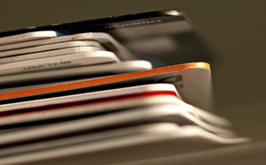 Cartões de débito: Cerco montado à carteira 