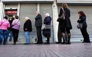 Bancos em Chipre reabriram portas com filas ordeiras