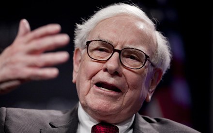 É um 'erro terrível' não investir em acções, diz Buffett 