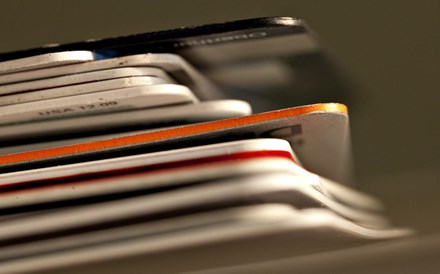 Anuidades dos cartões de débito disparam 64% em dois anos