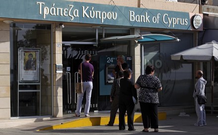 Bancos cipriotas só voltam a abrir na quinta-feira