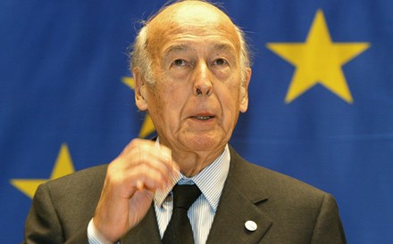 Giscard d'Estaing diz que Grécia deve sair do euro