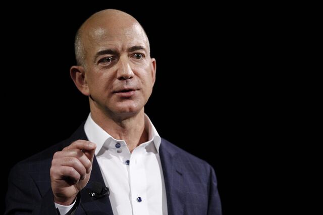 Foguetão espacial da empresa de Jeff Bezos aterra intacto