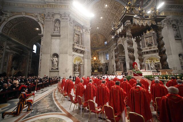 Cardeais fechados na Capela Sistina, teve início o Conclave