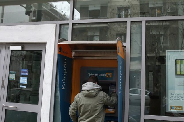 Eurogrupo pede ao Chipre que proteja depósitos até 100 mil euros 