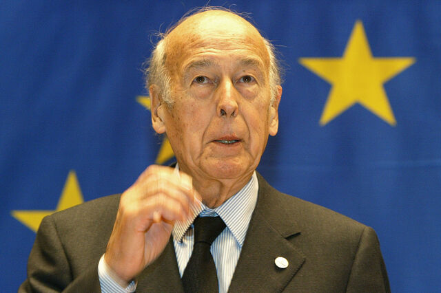 Giscard d'Estaing diz que Grécia deve sair do euro