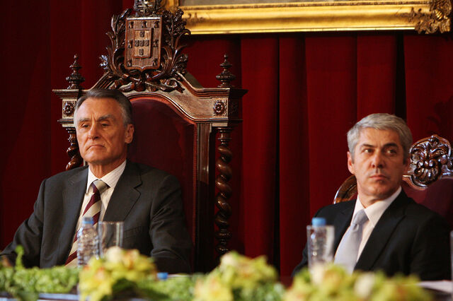 Cavaco aceitou 'papel de intermediário' entre Sócrates e Passos para 'evitar crise política'