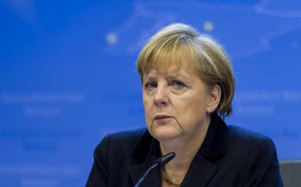 Merkel avisa que perdão da dívida grega pode provocar 'efeito dominó'