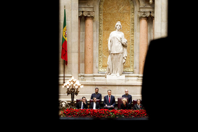 Cavaco Silva critica a troika mas diz que não há alternativa 
