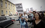 Manifestantes da Frente Comum cantam 'Grândola Vila Morena' às portas do Ministério das Finanças 