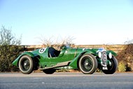 O carro de competição Lagonda V12 Team Car, de 1939, é um dos automóveis que a Donhams já levou a leilão.