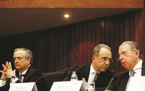 Receios de que Governo trave alívio da factura fiscal leva bancos a afundar em bolsa