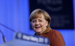 Merkel vence com maioria absoluta