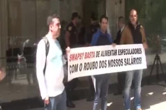 Trabalhadores da CP entram em protesto no BES para denunciar swap