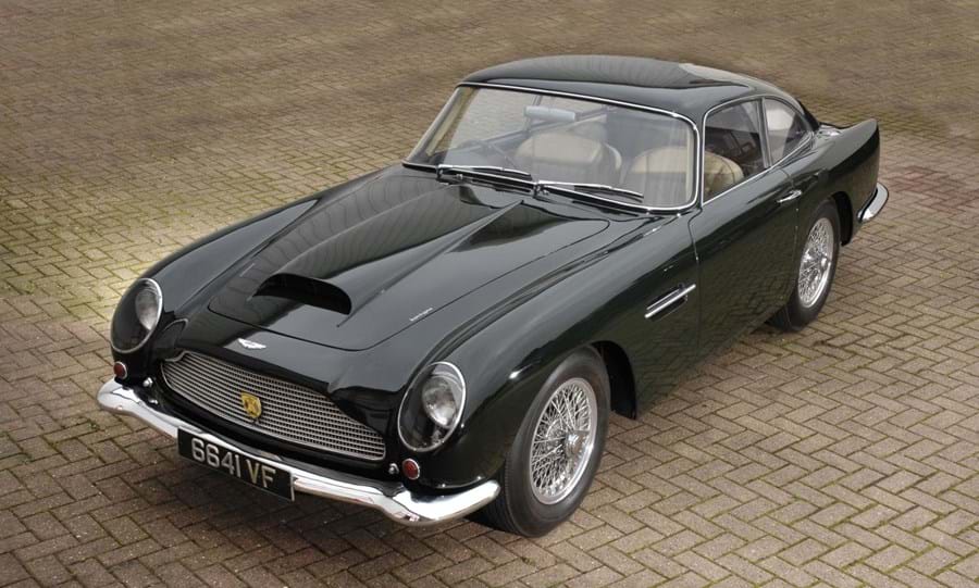 Fotografia do modelo Aston Martin DB4 de 1961, que antecedeu o DB5 usado por Sean Connery no filme 007 - Goldfinger