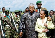 Mandela numa visita ao Burundi, em Abril de 2003, altura em que o país estava a transitar para um regime democrático depois de uma década de guerra civil. Fotografia de Antony Njuguna/Reuters