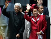 3 – Mandela com a sua mulher, Graça Machel, no casamento do príncipe Felipe de Bourbon com a princesa Letizia, em Maio de 2004. Fotografia de Mike Hutchings/Reuters.