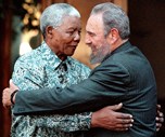 Com Fidel Castro, durante uma visita do antigo presidente cubano a Houghton, terra natal de Mandela, em Setembro de 2001.