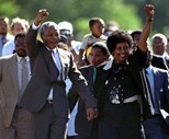 Com Graça Machel, em 11 de Fevereiro de 1990, no dia em que foi libertado da prisão Victor Verster. Mandela esteve preso durante 27 anos. Foto REUTERS/Ulli Michel 