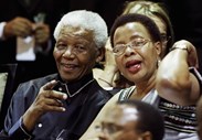 Na celebração do seu 91º aniversário, com a esposa, na sua residência, a 18 de Julho de 2009. Fotografia de Debbie Yazbek/Reuters