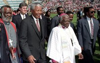 Com Desmond Tutu, que também lutou contra o apartheid , no Soweto, em Outubro de 2010.