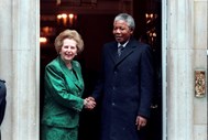 Em 1990, no Nº 10 de Downing Street, antes de ser recebido por Margaret Thatcher. Fotografia de Russell Boyce/Reuters