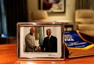 Fotografia na secretária de Mandela, em que o Nobel da Paz cumprimenta Kofi Annan, na altura secretário-geral da ONU. Fotografia de Siphiwe Sibeko/Reuters