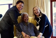 Hillary Clinton elogiou o “lindo sorriso” do seu “amigo” Mandela, durante uma visita a Africa do Sul, quando era Secretária de Estado dos EUA, em Agosto de 2012. Fotografia de Jacquelyn Martin/Reuters