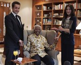 Com Sarkozy  e Carla Bruni durante uma visita do então presidente francês à Fundação Mandela, em Fevereiro de 2008. Fotografia de Remy de la Mauviniere/Reuters.