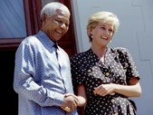 Com a Princesa Diana, em Cape Town, na África do Sul, a quem agradeceu por ter influenciado o Reino Unido a banir as minas anti-pessoais.