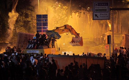 Protestos na Turquia: 'Está a cair a noite e as coisas estão a começar a aquecer' 