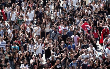 Manifestantes em 70 cidades turcas pedem a demissão de Erdogan