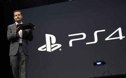 PlayStation 4 chegará ao mercado 100 euros mais barata que a Xbox One
