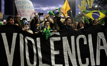 Um morto e três feridos em atropelamento durante protestos no Brasil