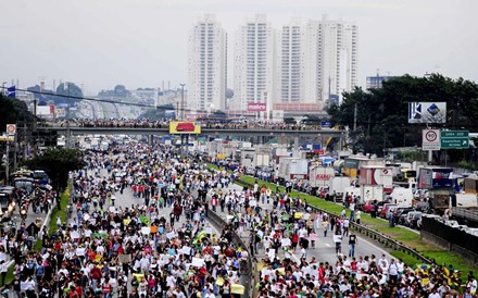 O povo brasileiro protesta, as oportunidades de negócio aparecem 