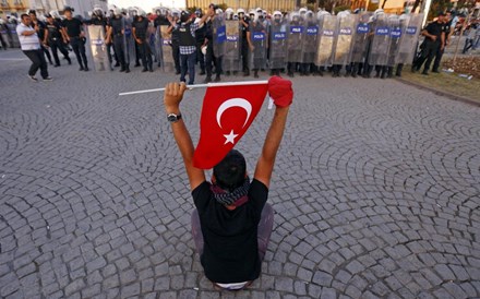 Decretado estado de emergência por três meses na Turquia