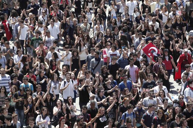 Manifestantes em 70 cidades turcas pedem a demissão de Erdogan