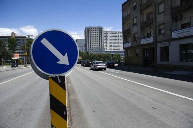 Metrobus portuense entre Boavista e Praça do Império em obra no final de 2022