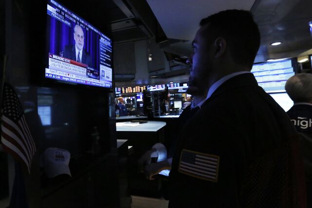 Praças europeias recuam de máximos mas ganham quase 1% na semana