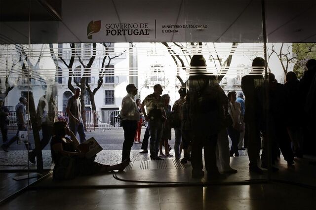 Professores desempregados ocupam instalações do Ministério da Educação