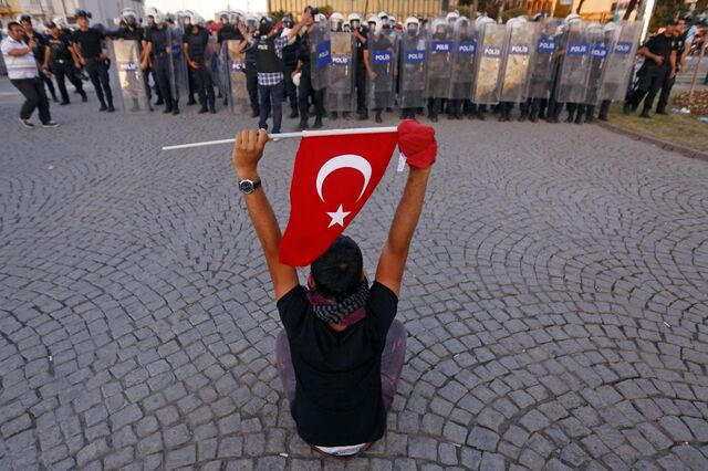 Decretado estado de emergência por três meses na Turquia