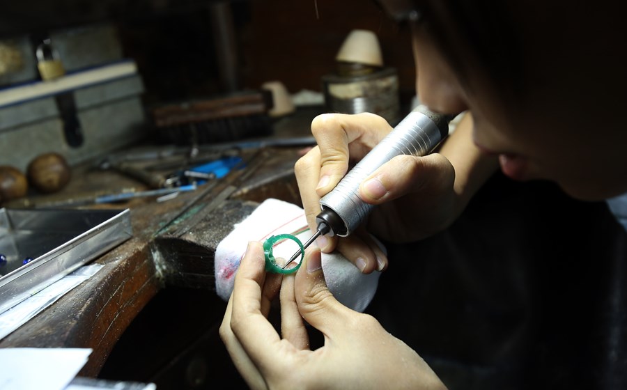 Preparação de um molde de cera para um anel na fábrica de joalharia em Myanmar