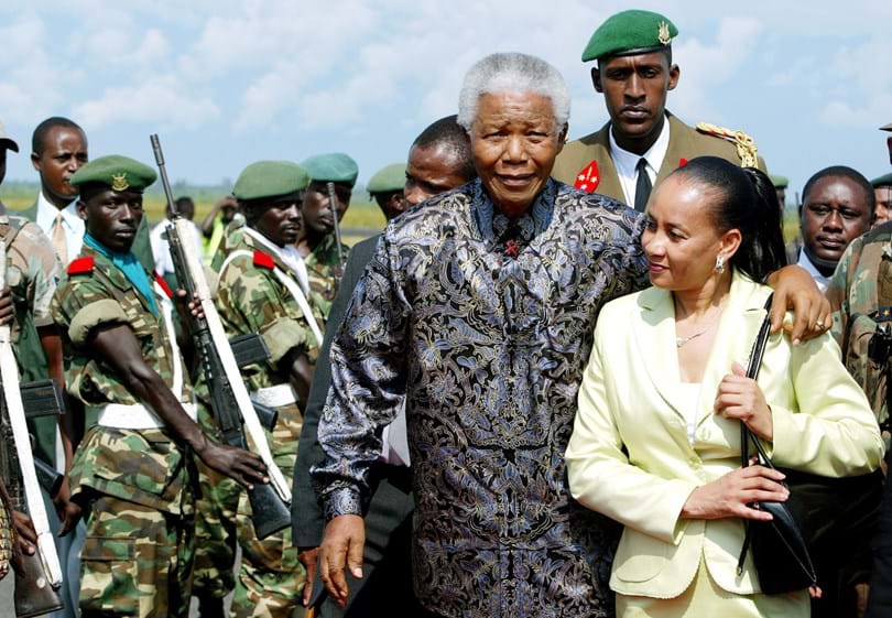 Mandela numa visita ao Burundi, em Abril de 2003, altura em que o país estava a transitar para um regime democrático depois de uma década de guerra civil. Fotografia de Antony Njuguna/Reuters