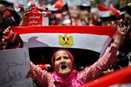 Protestantes reúnem-se junto à praça Tahrir, no Cairo