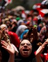 Manifestantes festajam na Praça Tahir após Morsi ser deposto