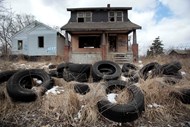 Edifício em ruínas. Pneus sem utilização. Os elementos centrais da perda de riqueza de Detroit. 