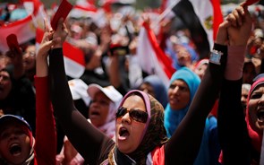 Forças de segurança egípcias detiveram 423 pessoas nos distúrbios no Cairo